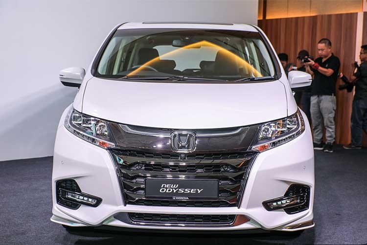 Sau khi được trình làng tại Triển lãm Tokyo 2017 vừa qua, mới đây mẫu xe MPV hạng sang  Honda Odyssey 2018 bản nâng cấp đã có mặt tại thị trường Malaysia. Đây cũng là mẫu xe đầu tiên của thương hiệu Honda ra mắt thị trường này cũng như Đông Nam Á trong năm 2018.